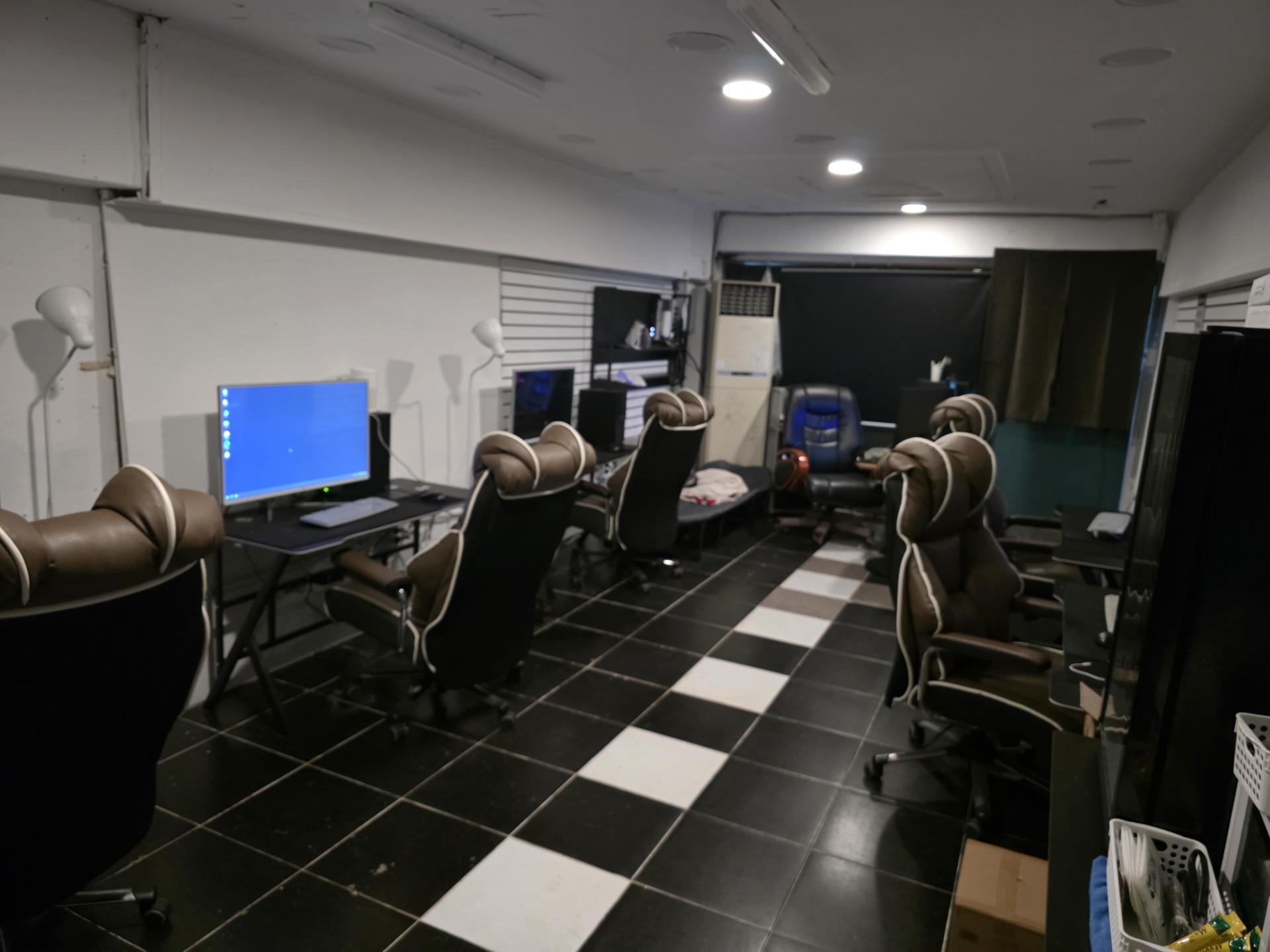 77b8428eb7414.jpg